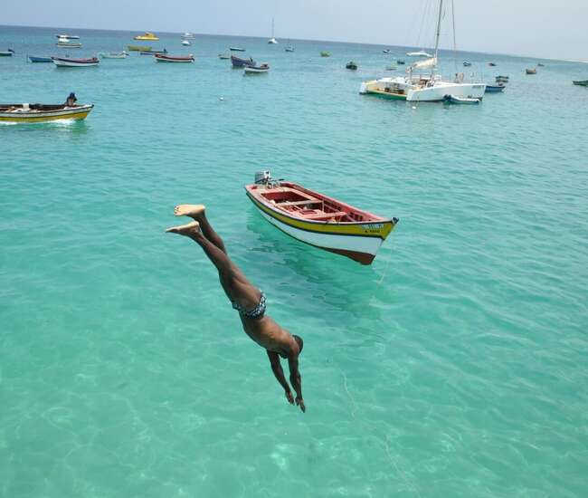 Kapverdische Badeinsel Sal Sprung ins Meer
