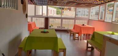 São Vicente - Terasse des Casa Jakilin mit Bänken und Tischen