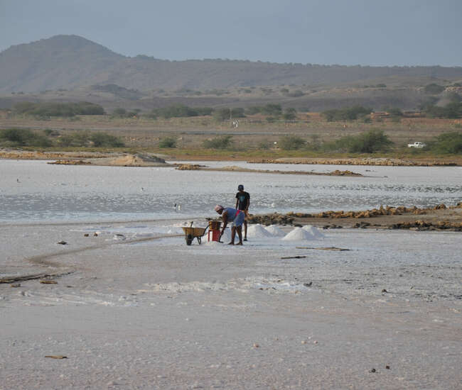 Kapverdische Insel Maio Arbeiter in den Salinen