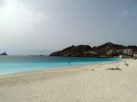 São Vicente: Laginha, der Stadtstrand von Mindelo mit blauem Wetter