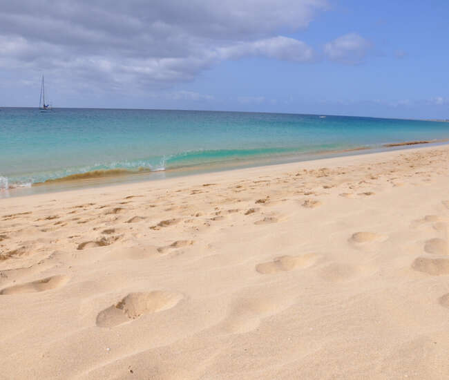 kapverdische Badeinsel Sal - Spuren im Sand Strand von Santa Maria